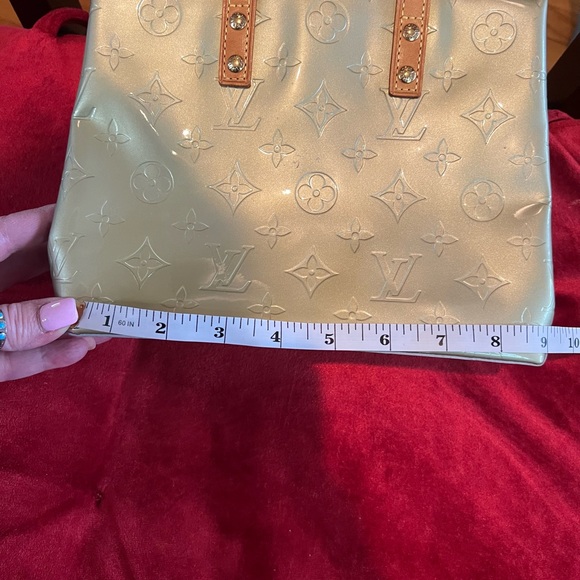 Louis Vuitton Monogram Vernis Reade PM tote bag in sage green patent leather. - Picture 9 of 17
